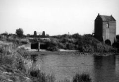 juli Wie kent het niet, het gemaal in de Bemmelse polder? Blijkens een gedenkteken in het gebouwtje werd het geniaal op 15 juni 1926 ten doop gehouden. Het kwam er omdat het toenmalige bestuur van de Bemmelse buitenpolder niet tevreden was over de ontwatering van de polder via de uitwateringsduiker, vlak bij het nieuwe gemaal. Kwel- en regenwater veroorzaakten te dikwijls overlast. De techniek werd te hulp geroepen om het overtollige water van het lage polderland uit te malen op de rivier. De inrichting werkte met een centrifugaalpomp die aangedreven werd door een elektromotor van 45 pk. De kosten van het geheel waren begroot op f 18.000,--