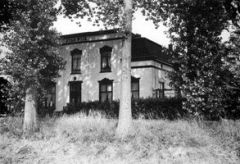 maart Staande voor het Nederlands Hervormde kerkje in Ressen ziet men aan de rechterzijde het kostershuis en aan de linkerzijde "Stadwijk", de oude pastorie. Dit huis, dat niet meer als pastorie in gebruik is, dateert uit de vorige eeuw en staat op de fundamenten van een middeleeuwse pastorie. Op deze plaats hebben pastoors (tot het eind van de 16e eeuw) en dominees gewoond. In 1827 werd het gebouw door de kerk verkocht.